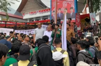 Selamatkan Republik, Kawal Putusan MK' akhirnya ditemui Ketua DPRD Sumbar,  Senin (26/8)-ist