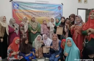 Pelatihan daur ulang kalender bekas menjadi produk bernilai bagi ibu-ibu anggota Bank Sampah Berkah Air Dingin Kelurahan Balai Gadang Kecamatan Koto Tangah Kota Padang. (ist)