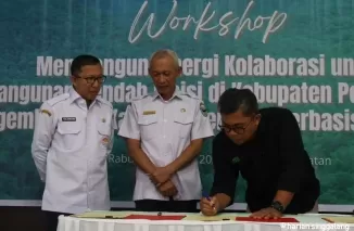 Kepala Dinas Kehutanan Sumbar Yozarwardi menyaksikan penandatanganan MoU Pemkab Pessel dengan KKI Warsi terkait pengembangan perhutanan sosial, Rabu (21/8/2024).Ist