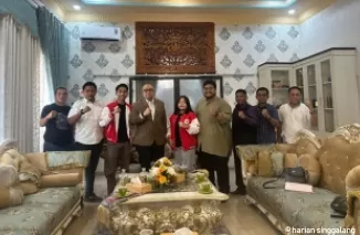 AUDIENSI- Penjabat Walikota Padang, Andree Algamar (4 kiri) foto bersama dengan pengurus ESI Padang usai beraudiensi, Selasa (27/8) di rumah dinas walikota. (ist)