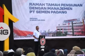 Direktur Utama PT Semen Padang Indrieffouny Indra pada ramah tamah dengan para pensiunan di Gedung Serba Guna (GSG) PT Semen Padang, Senin (5/8/2024).ist