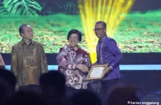 Menteri LHK, Siti Nurbaya Bakar mengerahkan penghargaan kepada Dirut PT Semen Padang, Indrieffouny Indra pada acara Festival LIKE di Jakarta Convention Center Hall B, Jalan Gatot Subroto, Jakarta.Ist