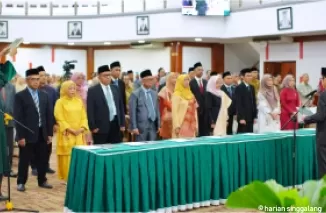 Rektor Unand, Efa Yonnedi saat melantik empat dekan, wakil dekan serta sejumlah pejabat lainnya, Jumat (16/8) di convention hall kampus tersebut.