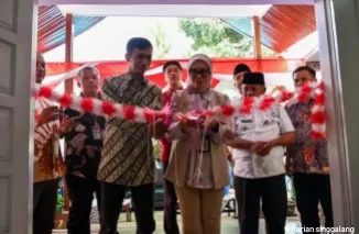 Pemotongan pita peresmian Kantor Lurah Indarung oleh Wali Kota Padang diwakili Asisten III Pemko Padang Corri Saidan, didampingi Kepala Unit CSR PT Semen Padang Ilham Akbar, Jumat (9/8/2024).Ist