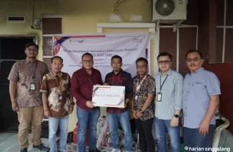 Penerima Santunan Kebakaran, Syahril (tengah, kemeja kotak-kotak merah), diapit Distribution Head IX Bank Mandiri Taspen, Tumbur Tobing (kiri, kemeja merah), dan Kepala Cabang APLN, Yusran (kanan, kemeja batik).