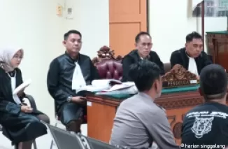 Jaksa Penuntut Umum (JPU) Andarias D'Orney tengah mengajukan pertanyaan pada saksi.(armadison)