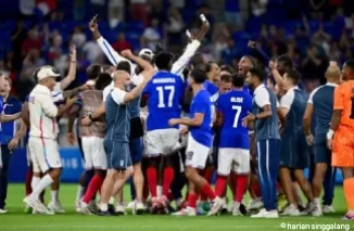 Pemain Prancis merayakan keberhasilan melaju ke partai final usai mengalahkan Mesir dengan skor 3-1 pada babak semifinal di Stadion Decines-Charpieu, Lyon, Senin (5/8/2024). (foto: antara/AFP)