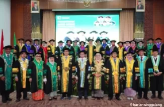 Foto bersama Rektor Unand, Dewan Profesor Unand dan para civitas dengan keempat guru besar yang baru saja dikukuhkan Sabtu (24/8) di convention hall kampus tersebut.