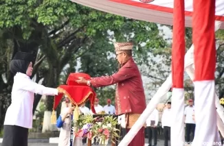 Direktur Utama (Dirut) PT Semen Padang, Indrieffouny Indra mengenakan baju adat saat menjadi Irup HUT RI di Kantor Pusat PT Semen Padang.Ist