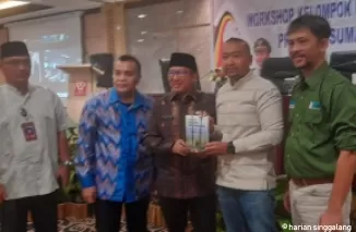 Wakil Gubernur Sumbar Audy Joinaldy meluncurkan buku Perhutanan Sosial Mengentaskan Kemiskinan dari Pinggiran Kepala Dinas Kehutanan Sumbar Yozarwardi dan dibedah oleh Wartawan Senior, Firdaus Abie, Jumat (30/8).Ist