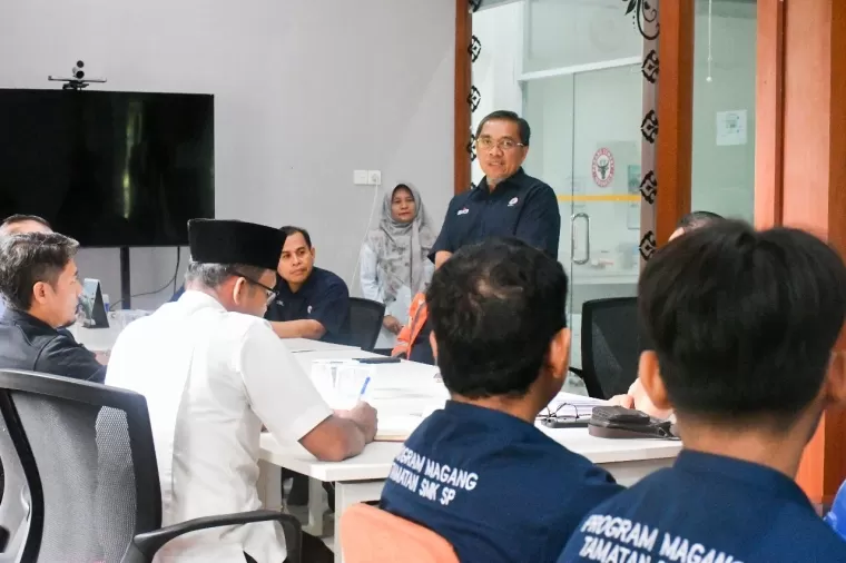 Direktur Operasi PT Semen Padang Pri Gustari Akbar, diwakili oleh Kepala Departemen Sumber Daya Manusia, Juke Ismara membuka program magang Batch 2 untuk tamatan SMK Semen Padang di Rumah Knowledge Management PT Semen Padang, Rabu (28/8).Ist