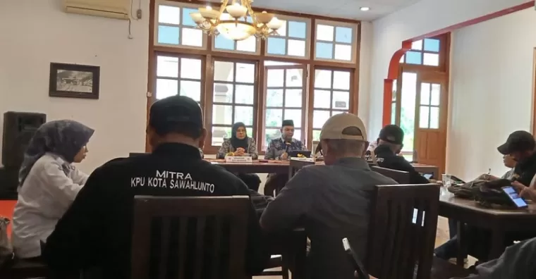 Ketua KPU Sawahlunto Hamdani beserta komisioner lainnya memberikan keterangan pers tentang tahapan Pilkada Serentak 2024.(armadison)