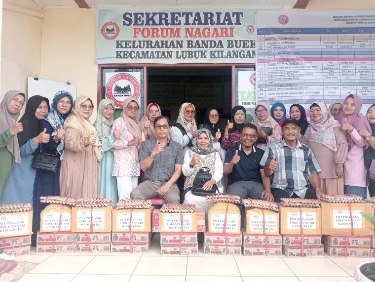 PT Semen Padang, melalui Forum Nagari Kelurahan Bandar Buat, secara resmi menyalurkan bantuan Pemberian Makanan Tambahan (PMT) untuk 14 posyandu di Kelurahan Bandar Buat, Kecamatan Lubuk Kilangan, pada Sabtu, (21/9/2024).ist