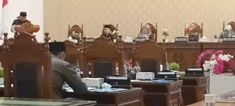 Anggota DPRD sedang mengikuti rapat paripurna anggaran APBD-P 2024.(armadison)