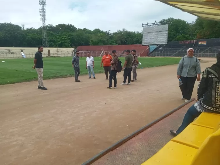 TINJAU- Perwakilan dari PT Hutama Karya (Persero) Padang saat meninjau lintasan atletik Stadion H. Agus Salim, Padang, Kamis (19/9). (ist)