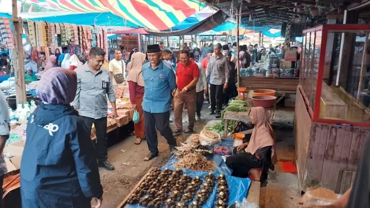 Blusukan ke Pasar Sungai Sarik, Pedagang Sepakat Menangkan Mahyeldi-Vasko