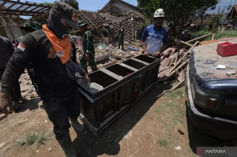 Relawan gabungan mengangkut barang berharga dan membersihkan puing dari rumah warga yang roboh akibat diguncang gempa bumi di Kertasari, Kabupaten Bandung, Jawa Barat, Kamis (19/9/2024). (ANTARA/HO-BNPB)