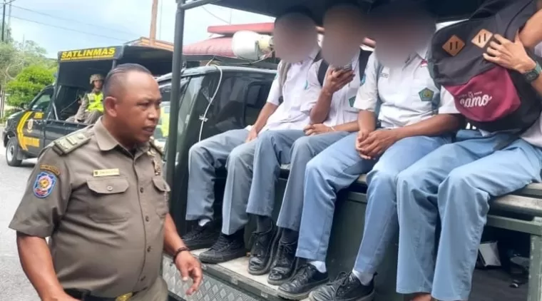 Bolos dan Nongkrong, Puluhan Pelajar Padang Ditertibkan Satpol PP