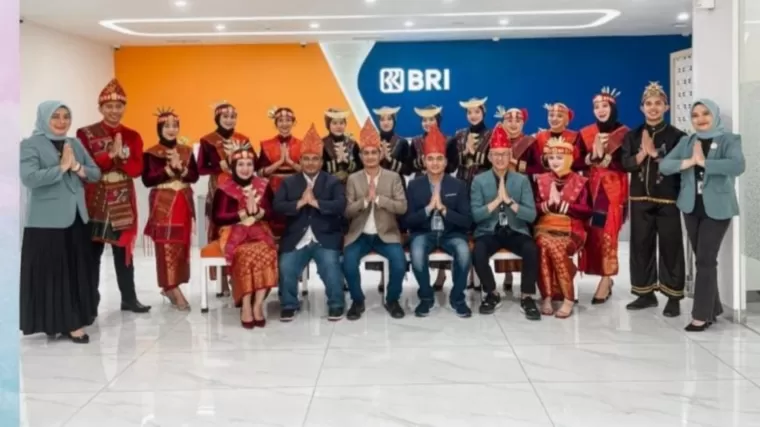 BRI Padang Rayakan Hari Pelanggan Nasional dengan Nuansa Adat Batak