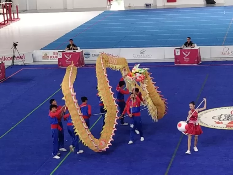 PERAK- Inilah penampilan Tim Barongsai Sumbar yang meraih medali perak di nomor Naga Taolu Bebas. (doc fobi sumbar)