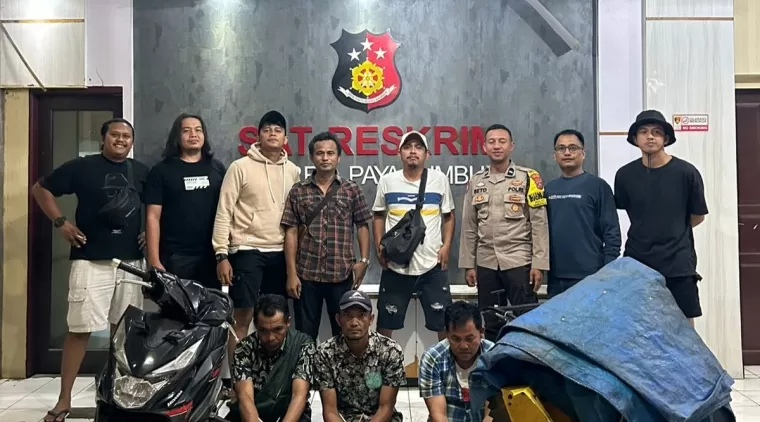 PENCURIAN - Tim Buser Satreskrim Polres Payakumbuh meringkus tiga orang warga Sungai Kamuyang. Mereka diduga telah melakukan tindak pidana pencurian pada 28 Agustus 2024 lalu. (ist)