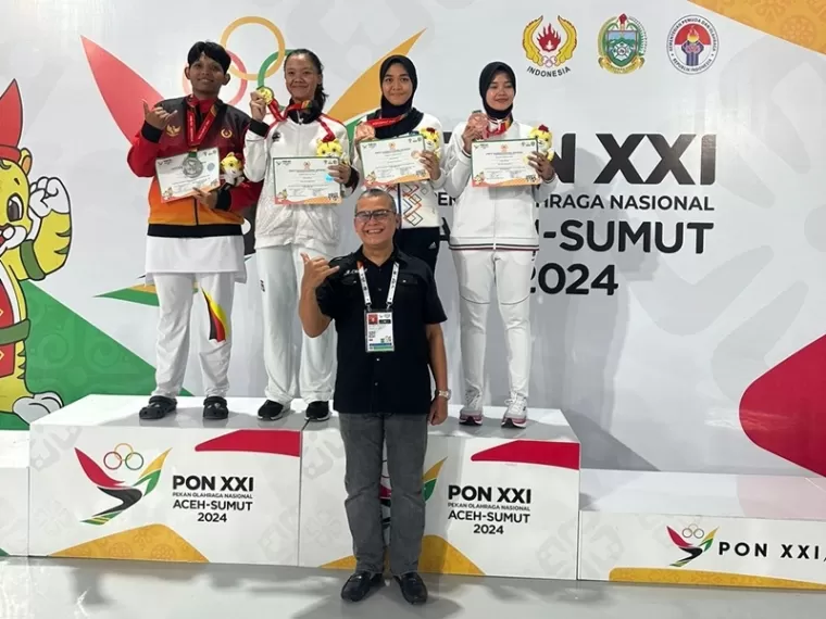 PERAK- Taekwondoin Sumbar, Delva Rizki (kiri) bersama para peraih medali emas, dan perunggu usai penggalungan pemenang cabor taekwondo nomor gyourugi kelas over 73 kg putri. (humas koni sumbar)