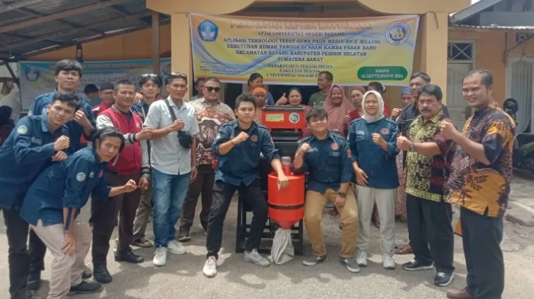 Departemen Teknik Mesin UNP Serahkan Mesin Penggiling Padi dan Pembuat Pelet ke Masyarakat Asam Kamba