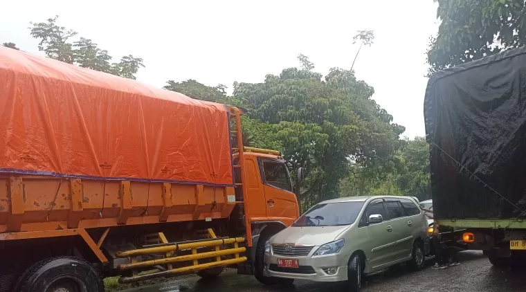 Diduga Jalan Licin, Mobil Dinas Bawaslu Sumbar Terlibat Kecelakaan Beruntun