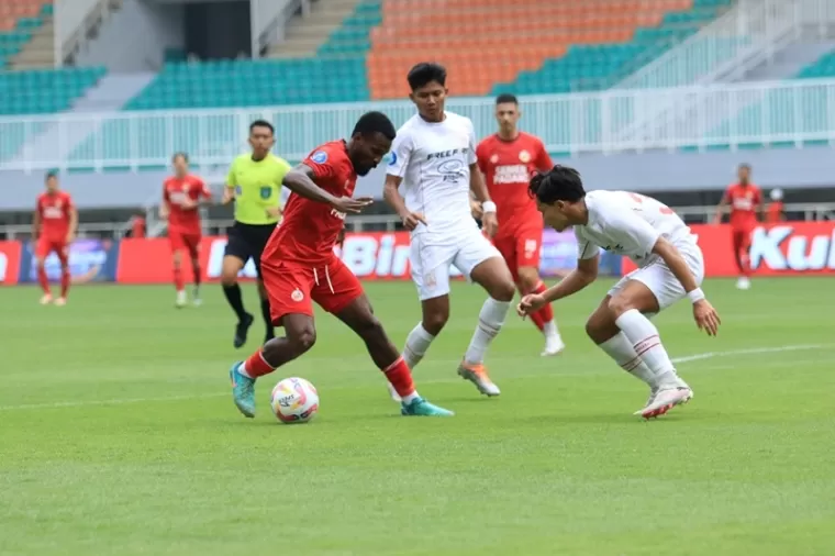 TANPA GOL- Penyerang Semen Padang FC, Cornelius Stewart dibayang-bayangi pemain Persis Solo. Duel berakhir tanpa gol pada Pekan 7 di Stadion Pakansari, Bogor, Minggu (29/9) siang. (mo spfc)