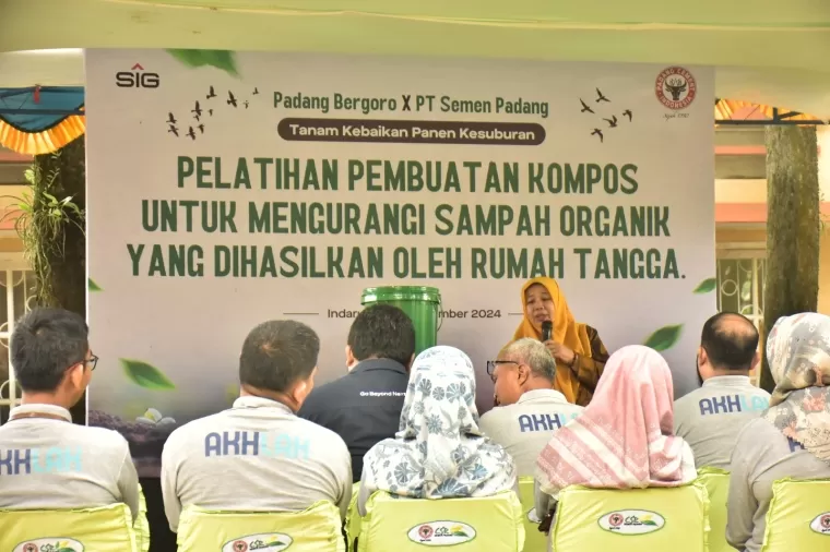 PT Semen Padang bagian dari SIG menggelar pelatihan pembuatan kompos untuk mengurangi sampah organik rumah tangga, bertempat di Halaman Kantor Unit Safety Health Environment (SHE), pada Rabu (25/9/2024).Ist