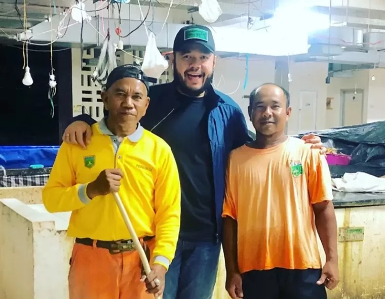 Fadly Amran bersama petugas kebersihan.