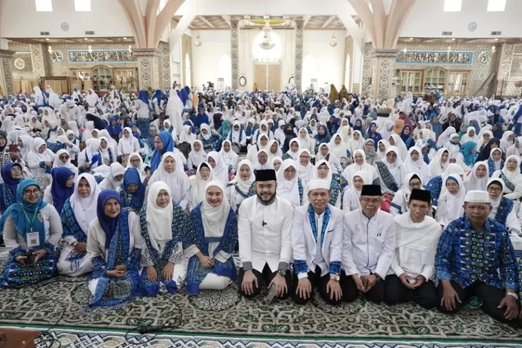 Fadly Amran di tengah anggota Badan Kontak Majelis Taklim (BKMT) Sumatera Barat yang diadakan di Masjid Baiturrahmah. (ist)