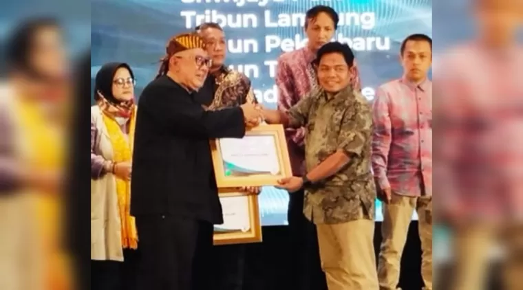 HUT SPS DAN 25 TAHUN UU PERS: Harian Singgalang Terbaik Nasional