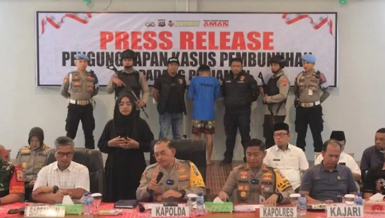 Kapolda Sumbar Irjen Pol Suharyono bersama Bareskrim Polri dan Forkopimda Padang Pariaman memberikan keterangan saat pers release di Polres Padang Pariaman, Jumat (20/9). (ist)