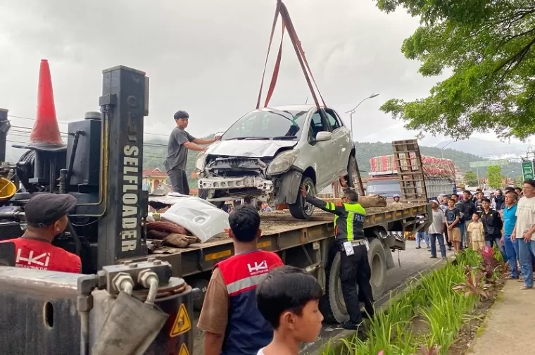 Mobil Yaris tengah dievakuasi