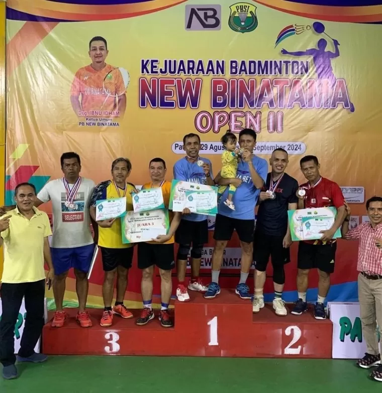 RUNNER UP- Tedy Marisya (3 kanan) kembali berprestasi di Kejuaraan Badminton. Pimpinan Auto 2000 Padang-Khatib itu merebut medali perak. (ist)