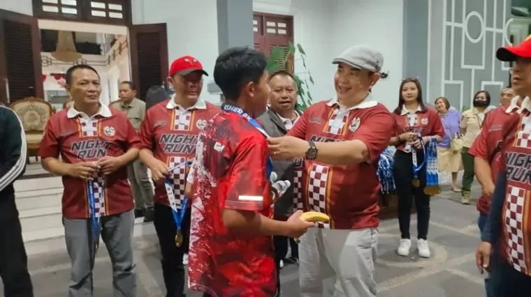 - Ketua Umum PWI Pusat, Zulmansyah Sakedang dan Wakapolresta Malang Kota AKBP Adhitya Panji Anom, menyambut kedatangan para pelari Siwo PWI Malang Raya Night Run