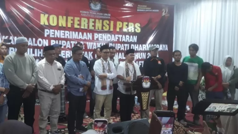 Bapaslon Adi- Romi bersama kertua partai pendukung dan para simptatisan saat memberikan keterangan pers usai pendaftarannya ditolak KPU, Rabu (4/9/2024) malam. ( roni aprianto )