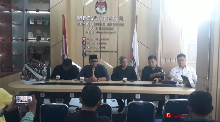 Ketua KPU Kota Padang Dorri Putra berikan keterangan pers penetapan Pasangan Calon Pilkada Padang.