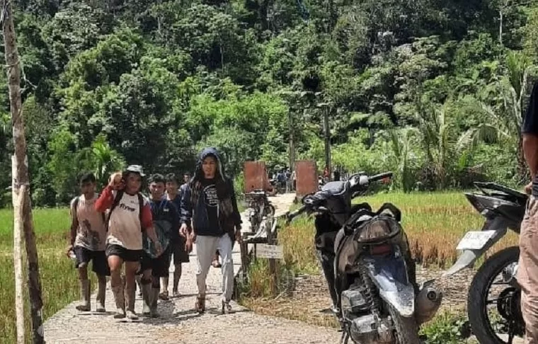 Proses evakuasi korban longsor tambang emas ilegal di Nagari Sungai Abu, Kec.Hiliran Gumanti, Kab.Solok. (ist0