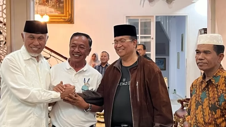 Gusmal bersalaman dengan Mahyeldi