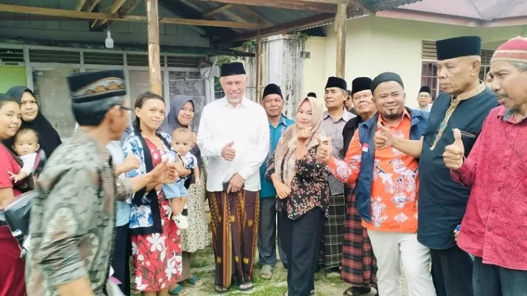 Mahyeldi sarapan di warung lontong