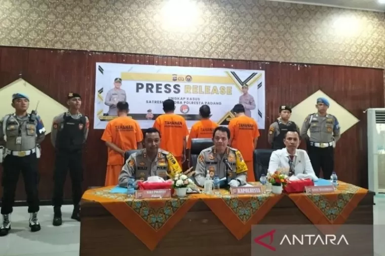 Kapolresta Padang Kombes Pol Ferry Harahap saat menggelar jumpa pers dalam kasus dugaan penyalahgunaan narkoba yang menjerat oknum anggota DPRD pada Senin (23/9). (antara)