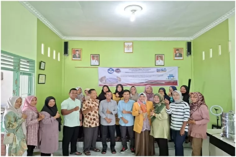 Tim pengabdian Masyarakat Universitas Negeri Padang bersama Wali Nagari Painan Timur, Narasumber dan peserta dari Ibu-ibu Pokdarwis Timbulun Painan Timur.