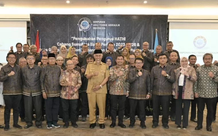 Sekretaris Umum (Sekum) HATHI, M. Adek Rizaldi bersama Gubernur Mahyeldi pada pengukuhan pengurus HATHI Sumbar Periode 2023-2026 di ZHM Hotel Padang, Senin (2/9/2024).(david)