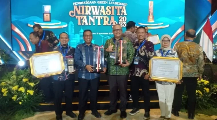 Pj Wako Padang dan Ketua DPRD Terima Penghargaan Nirwasita Tantra 2023