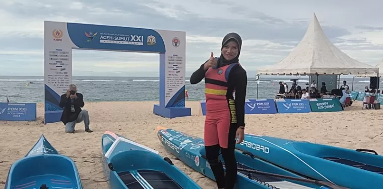 GAGAL- Pedayung putri Sumbar, Elsya Dwi Safitri gagal menyumbang medali setelah hanya finis keenam di nomor Stand up Paddle yang berlangsung Senin (9/9) di Pantai Pulau Kapuk, Kecamatan Loknga, Kabupaten Aceh Besar. (doc panpel pon sumbar)