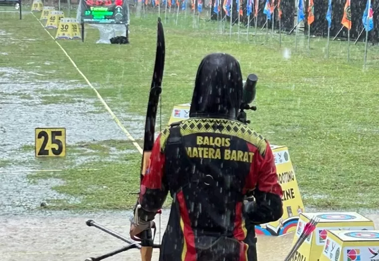 HUJAN LEBAT- Meski hujan lebat, cabor panahan tetap dipertandingkan termasuk pepanah putri Sumbar ini. (humas koni sumbar)