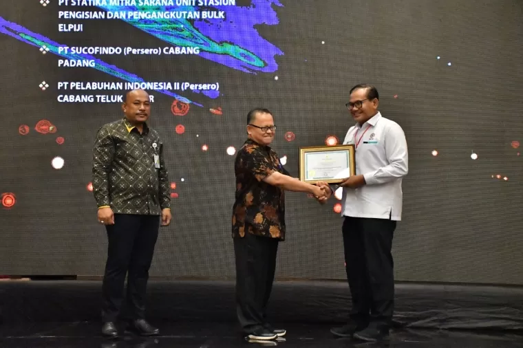 Kepala Departemen Komunikasi &amp; Hukum PT Semen Padang, Iskandar Z Lubis menerima Penghargaan Gold untuk Program Pencegahan HIV/AIDS dari Disnaker Sumbar, Nizam L Muluk, di Padang, Senin (23/9).Ist