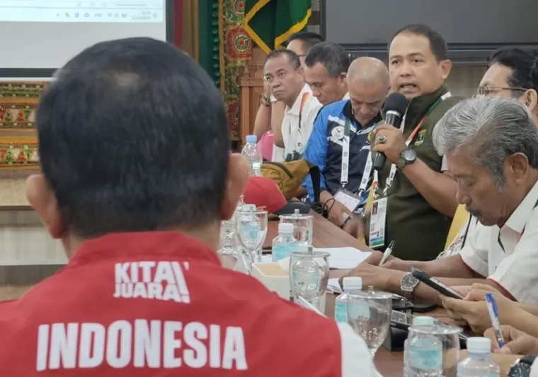 PERTANYAKAN- Nisfan Jumadil saat berbicara dalam Rakor CDM Kontingen PON XXI Wilayah Aceh. (humas koni sumbar)